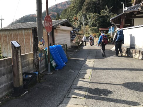 標識38。民家の間を抜けて、薬王坂に向かいます。