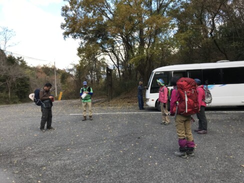 マイクロバスが待っている駐車場まで無事に帰ってきました(^O^)/