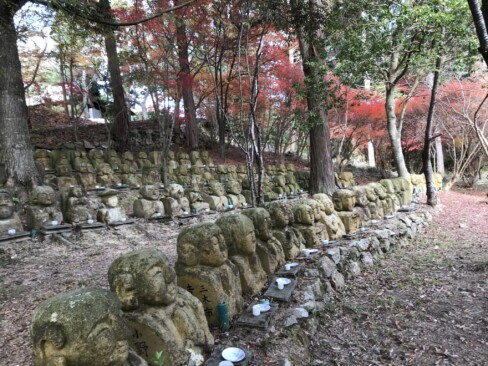 石仏がずらり!!!それぞれにお名前が彫られています。