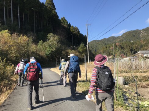 鶏の声を聞き、畑の様子を見ながら・・・のどかな景色の中を江文神社を目指します。