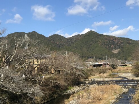 宮川に架かる橋から。金毘羅山や翠黛山が見えています。