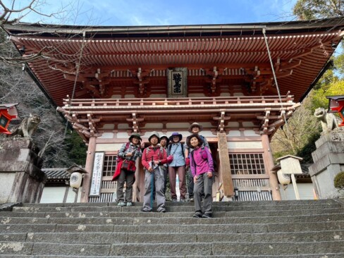 鞍馬寺の仁王門前で記念写真。ここでUターンしました。