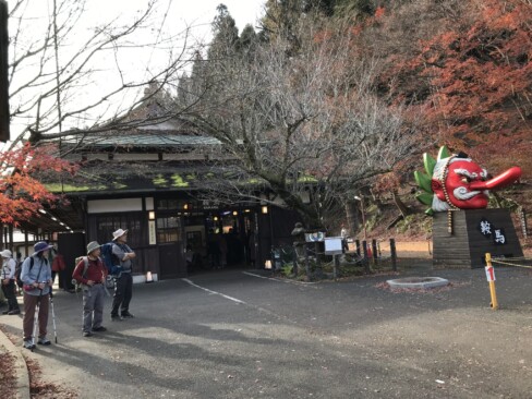 叡山電鉄鞍馬駅。大きな天狗のお面で有名。