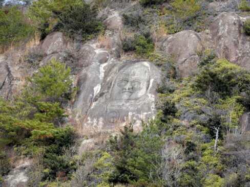 磨崖仏1。誰が彫ったのかなあ。