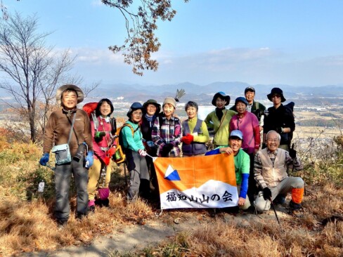 山頂で記念写真✌今日の参加は12名です。