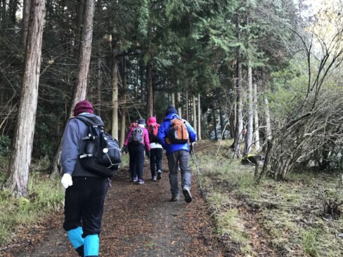 はじめの舗装路が急で、それなりにつらいです。