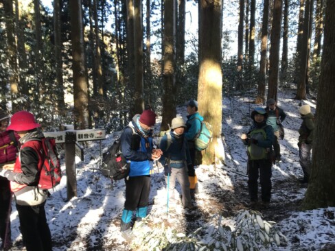 烏ケ岳への分岐に来ました。ここで休憩。