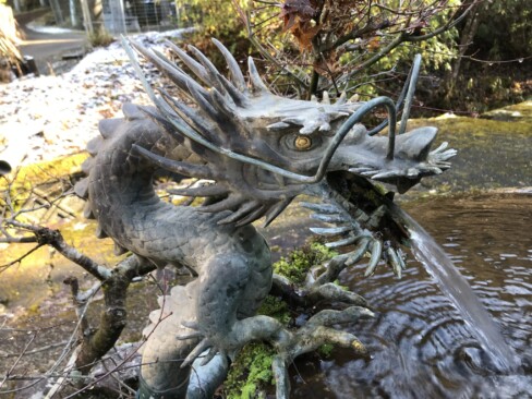 竜が勢いよく、水をはいています。