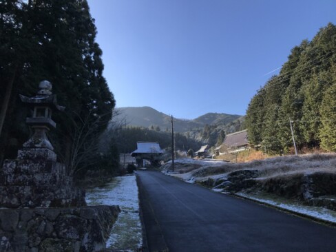 寒そうな観音寺。今日は、ここからスタートです。鬼ケ城は晴れてますね。