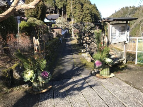 観音寺には、立派な門松が据えられていました。