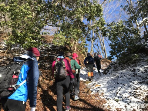 先の狭くなっているところは、お城の山門があったところだそうです。