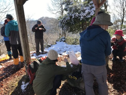 烏ケ岳をバックに・・・おしるこであったまります。