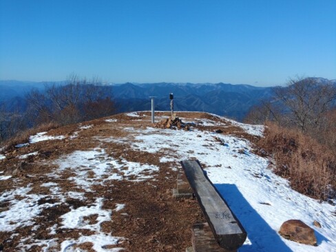 山頂の雪はこんな感じ。