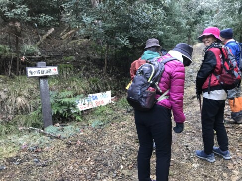 この先で、沢を渡り登山道に入ります。