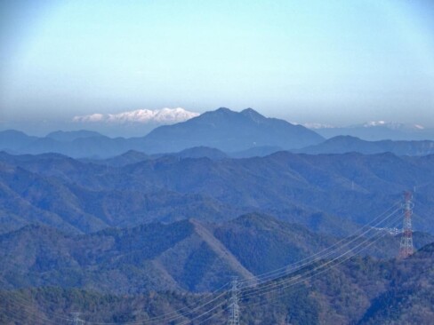 なんと!!青葉山の向こうに、くっきりと白山が見えています。
超ラッキー。