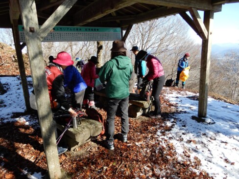 あずま屋で休憩。葉が落ちて、周りの景色が良く見えます。