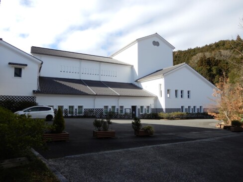 丹波の森公苑の立派なホールを横目に見ながら出発です。