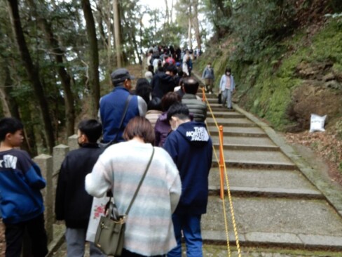 柏原八幡宮に来ました。長蛇の列です。全然前に進みません。