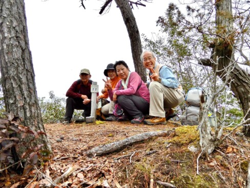 東頂上377mに到着です。頂上が狭くて、カメラを置くのも大変でした。