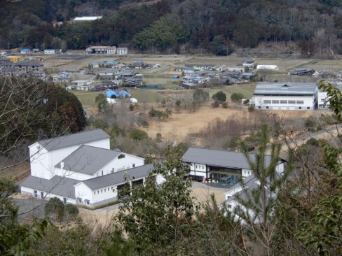 すぐ下には公苑ホールが見えます。