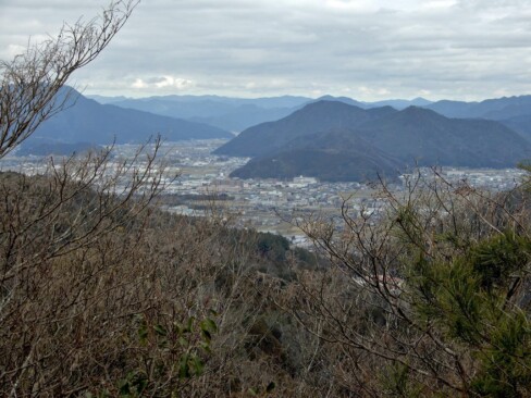 ふもとの町がよく見えます。