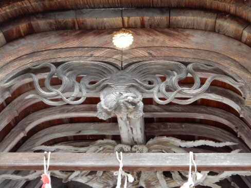 この彫り物は何でしょうか?竜宮城のカメさんに見えますね。