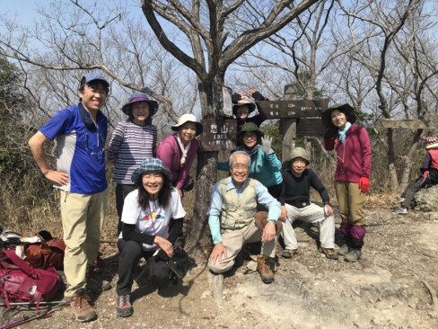 11:28、「惣山」到着。小野富士とも呼ばれているらしい。標高198.3m。超低山ながら眺望よし。ここでランチタイム。