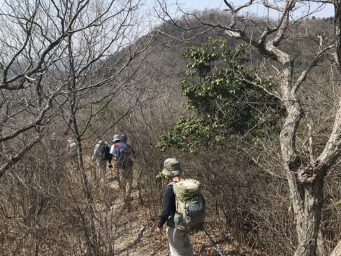 正面に見える最高峰の惣山目指して、まだまだ歩きます。