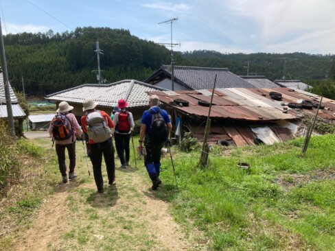氷室の集落が見えてきました。ここからは舗装路歩きです。