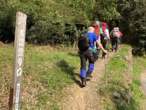 舗装路から、また古道に戻り、ゴールのバス停を目指します。