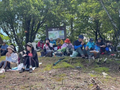 西峰山頂で昼食、休憩タイム