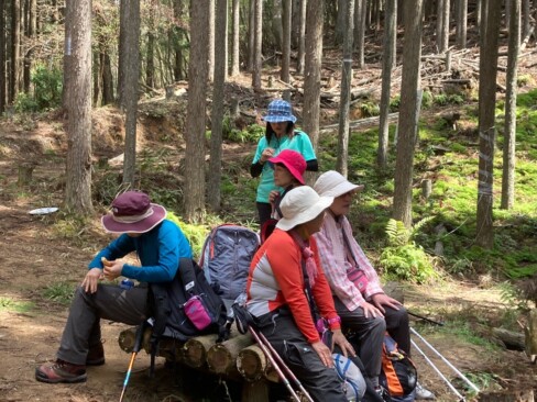 いい具合にベンチが設置されています。