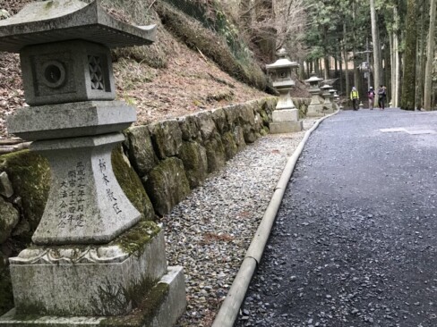 浄土院から西に続く参道は、石灯籠が並んでいます。