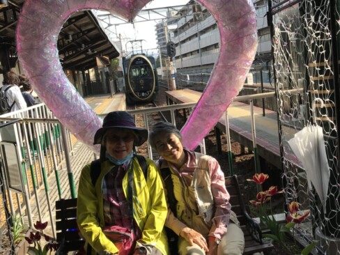 ハートの後ろから、観光列車「ひえい」が入ってきました。