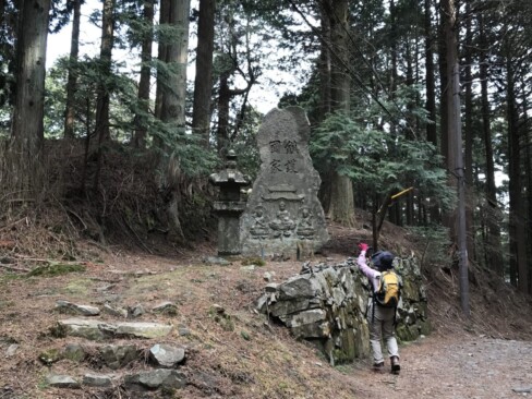 京都府と滋賀県の境。「鎮護国家」の碑。
