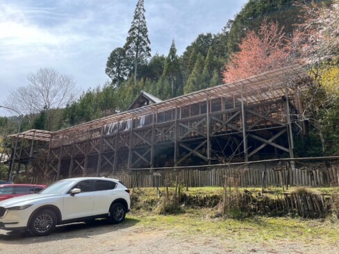 ログハウスの山の家「はせがわ」。ハイカーさん用のトイレもあります。