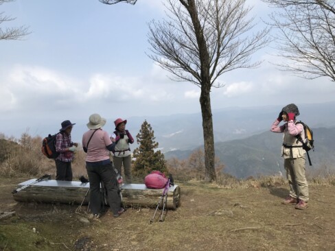 20分ほどで「つつじが丘」到着。周りの山はかすんでますね。