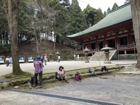 「釈迦堂」で休憩。右手にあるトイレは冬季は使用不可ですが、今日はOK(^O^)/