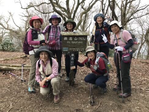 急登を登り切って横高山(標高767m)到着。がんばりました!!