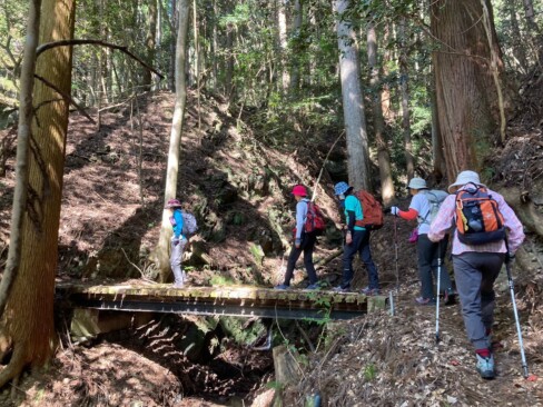 慎重に、橋の真ん中を渡ります。