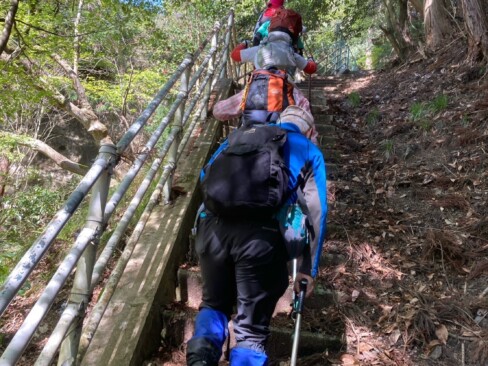 夜泣き峠への取り付きは、階段です。