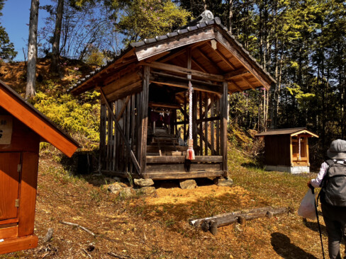 登山口からわずかに登ると城主を祀った祠があります