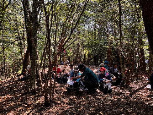 宮ヶ岳山頂での昼食風景