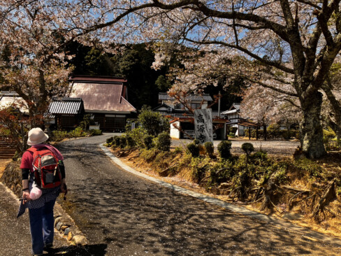 登山口近くの高源寺。鎌倉時代に創建された古刹
