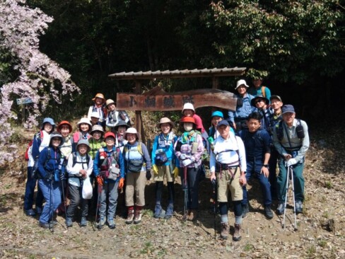 総勢24名という壮観な参加者。疲れる前に記念撮影です?