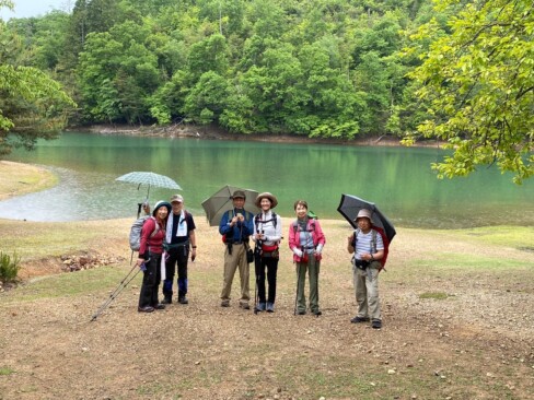 エメラルドグリーンの池の畔で記念写真。