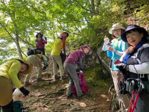 こまめに休憩・・・山頂まで頑張ろう!!
