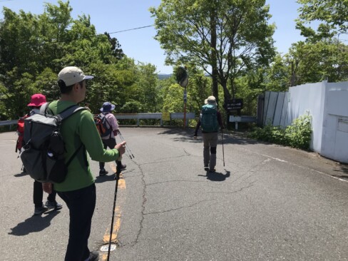 ガードレールの間から、登山道に戻ります。