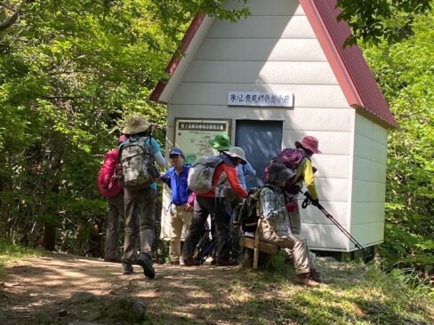 東尾根休憩小屋に到着。もうひと頑張りです。