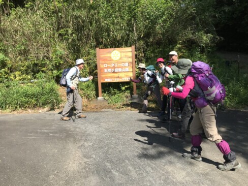 登山口の看板が新しくなっています。「さあ、行くでーーー」